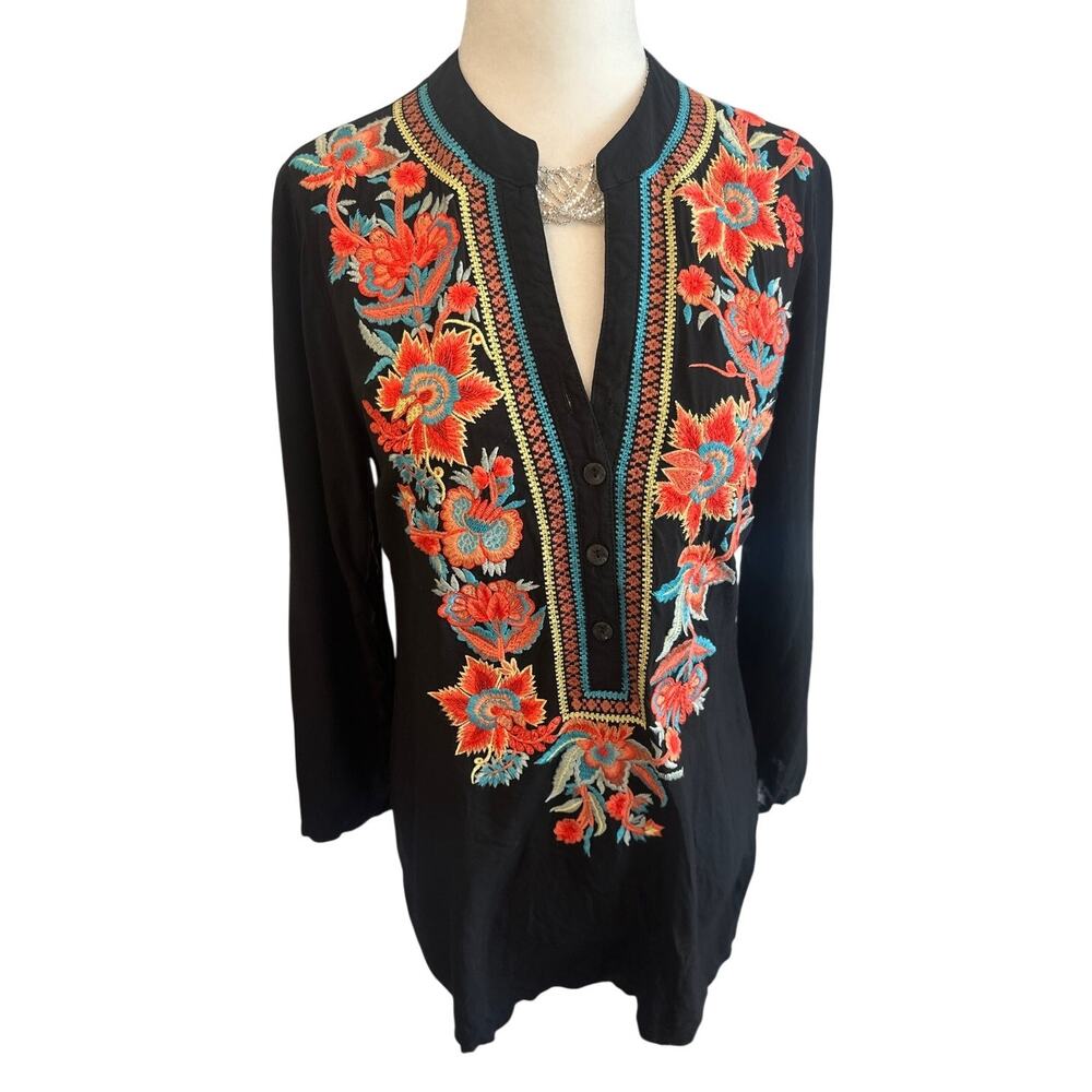 Solitaire Boho Black Embroidered Floral Rayon Tunic – Small